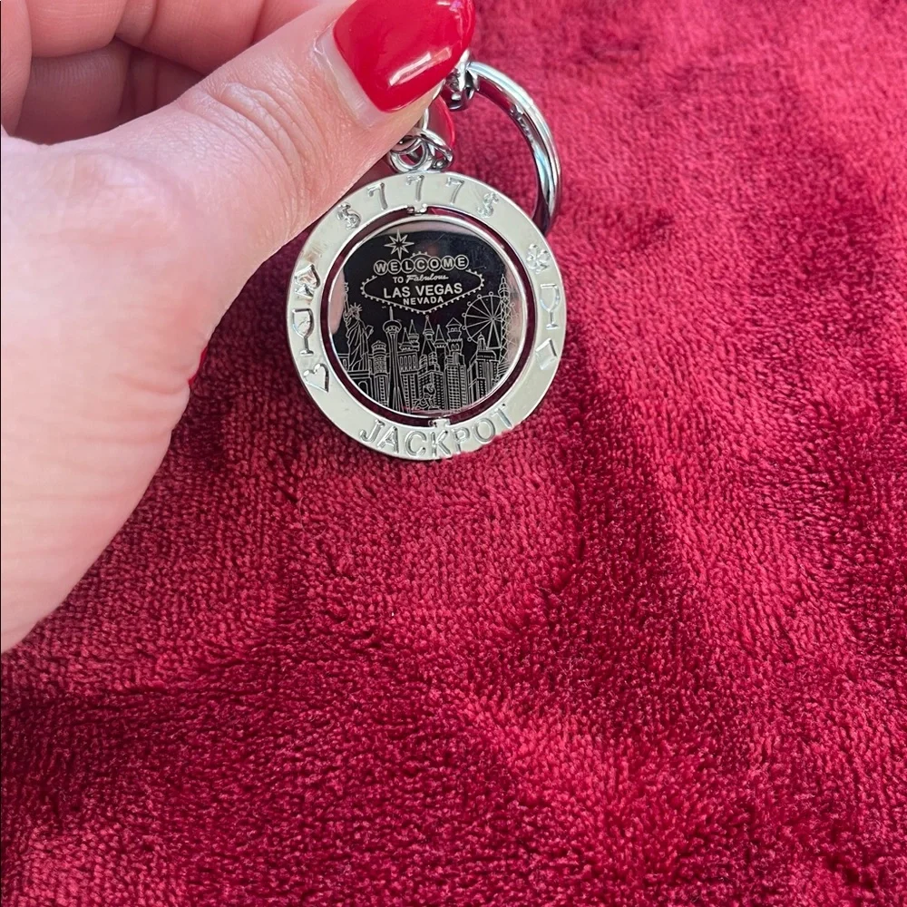 Keychain with 'R' Letter - Picture 3 of 6